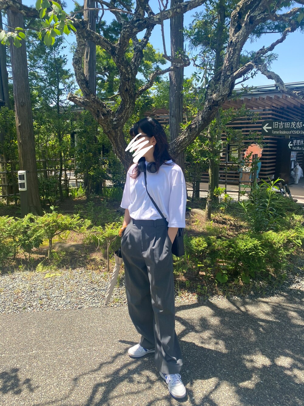 「シンプル、ラクチンコーデ、UNIQLO、adidas、白Tシャツ、スニーカー」｜「UNIQLOのアイテム（Tシャツ/カットソー、ホワイト系）」を使った、NAO☺︎さん（レディース・159cm）の春コーディネートの3枚目の写真