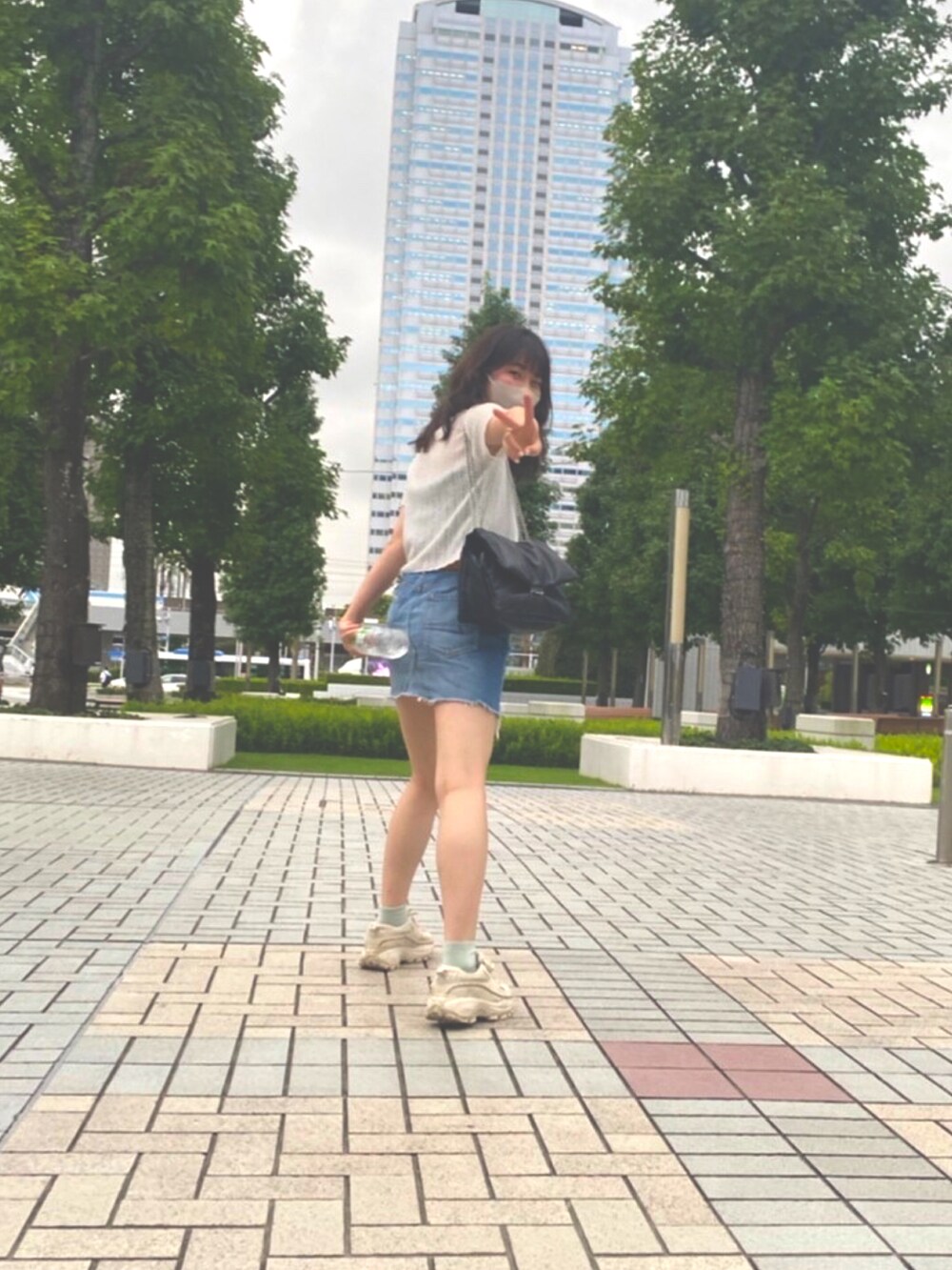 「カジュアルコーデ、スニーカー、スカート、デニムスカート、American Eagle、FILA、ALAND、H&M」｜「ALANDの3.3Field Trip／BUTTON-UP T  2297678（カーディガン/ボレロ、ベージュ系）」を使った、NAO☺︎さん（レディース・159cm）の秋コーディネートの2枚目の写真