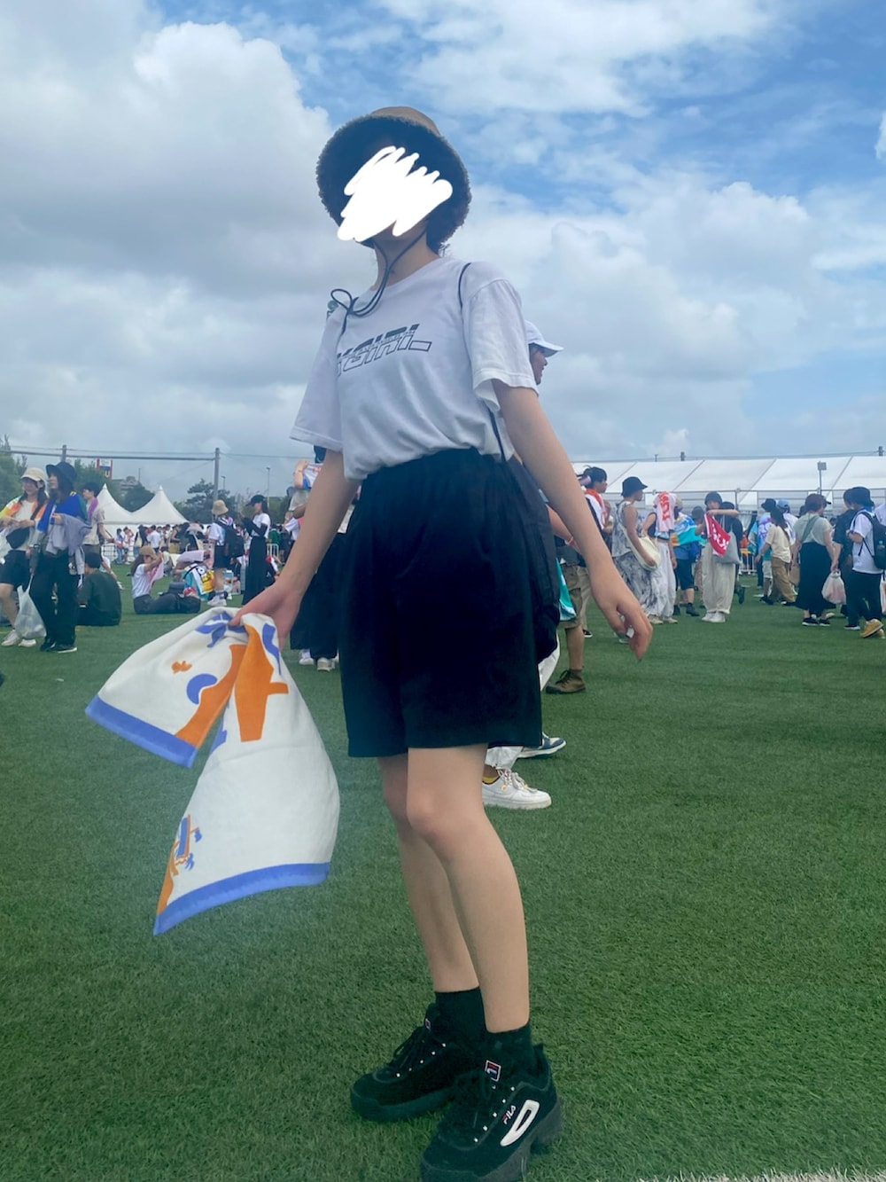 「キャセリーニ、x-girl、ファミマ、FILA、ナップザック、フェススタイル、厚底スニーカー、ハーフパンツ、Tシャツ、バケットハット、アツいコーデ全部見せ、カジュアルコーデ、スニーカー、夏フェス、adidas」｜「FILAのフィラ FILA ディスラプター2（スニーカー、ブラック系）」を使った、NAO☺︎さん（レディース・159cm）の夏コーディネートの2枚目の写真