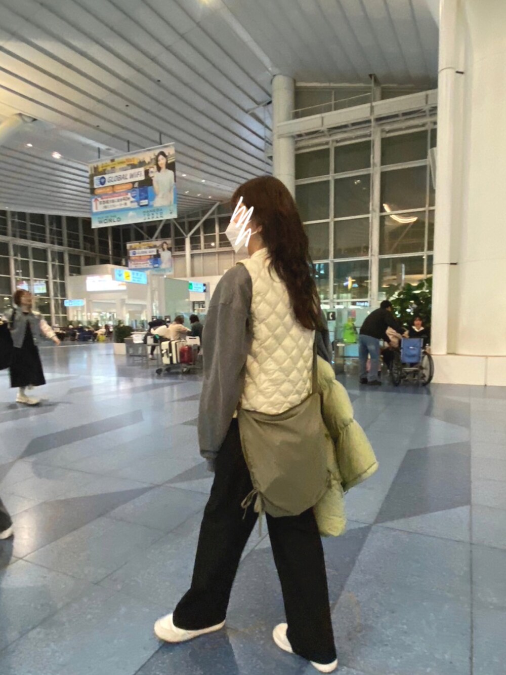 「休日スタイル、おでかけコーデ、大人カジュアル、パンツコーデ、ラクチンコーデ、シンプル、UNIQLO、NIKE、moussy、Samansa Mos2、ダウンベスト、ダウンジャケット、ショルダーバッグ、スニーカー、タックワイドパンツ」｜「UNIQLOのアイテム（ジャケット/アウター、ホワイト系）」を使った、NAO☺︎さん（レディース・159cm）の春コーディネートの3枚目の写真