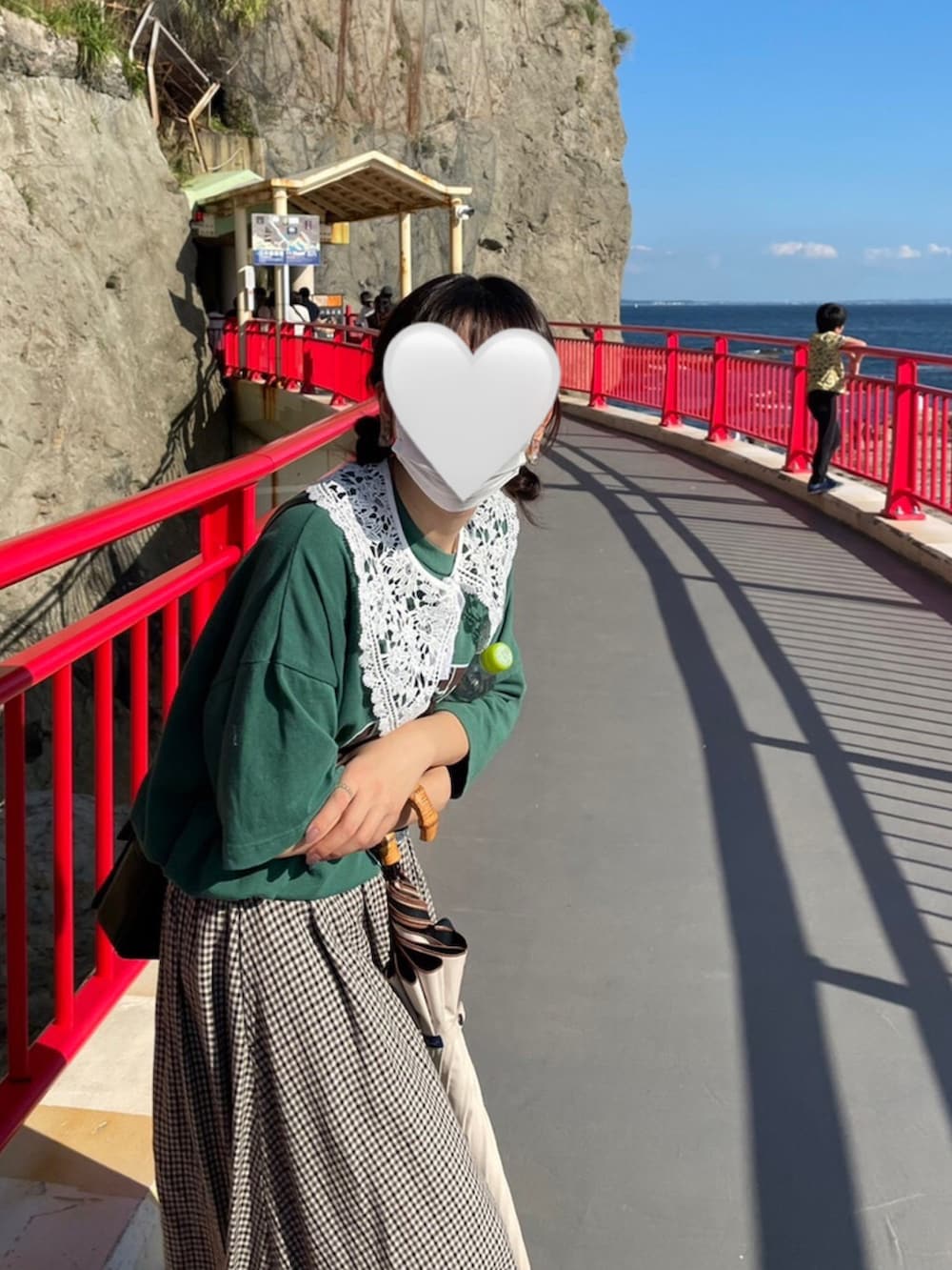 「秋冬、ラフコーデ、大人カジュアル、チェック、スカート、つけ襟、革靴、CELINE、moussy、秋コーデ、earth music&ecology、Manhattan Portage」｜「CELINEのアイテム（ショルダーバッグ、ブラック系）」を使った、NAO☺︎さん（レディース・159cm）の秋コーディネートの2枚目の写真