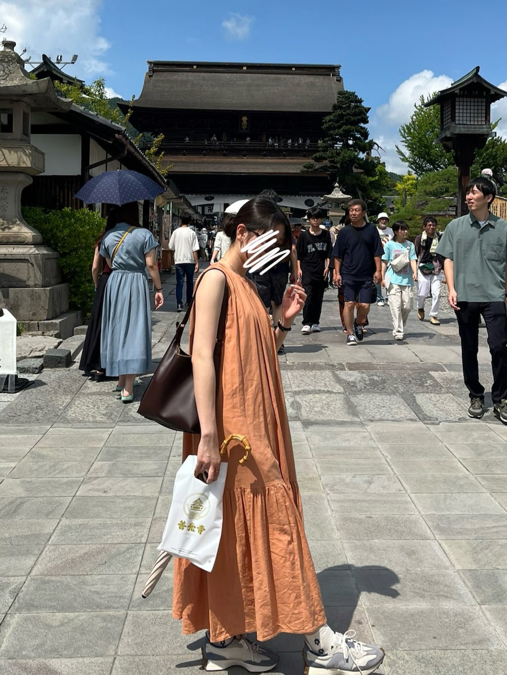「アツいコーデ全部見せ、夏コーデ、休日スタイル、ゆるコーデ、お出かけコーデ、ワンピーススタイル、UNIQLO、無印良品、オレンジ、BEAMS HEART、ノースリーブ、ノースリーブワンピース」｜「UNIQLOのアイテム（バッグ、ブラウン系）」を使った、NAO☺︎さん（レディース・159cm）の夏コーディネートの2枚目の写真