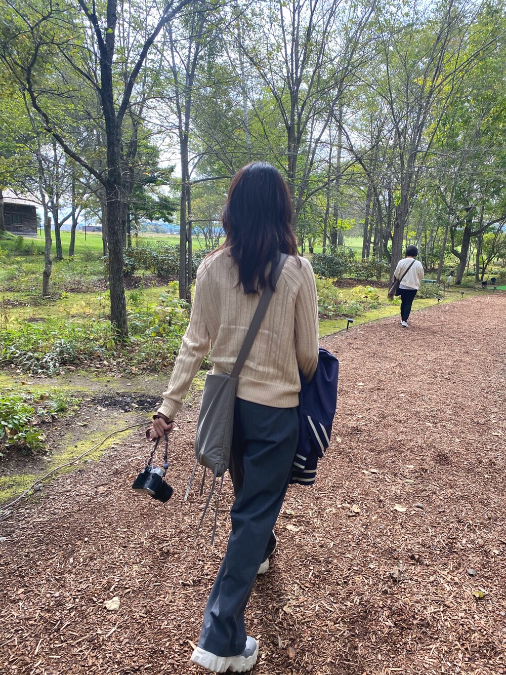 「Ralph Lauren、UNIQLO、Samansa Mos2、タックワイドパンツ、ショルダーバッグ、古着、古着MIX、秋服まるっと大公開、オトナカジュアル、休日スタイル、おでかけコーデ、オトナ女子、きれいめカジュアル、秋コーデ、カーディガン」｜「古着のアイテム（カーディガン/ボレロ、ベージュ系）」を使った、NAO☺︎さん（レディース・159cm）の秋コーディネートの3枚目の写真