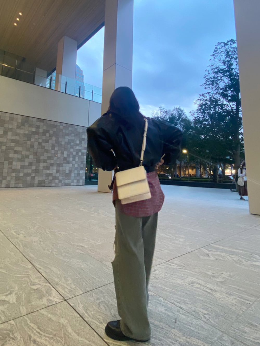 「赤、ジーンズ、シャツスタイル、古着MIX、韓国ファッション、革ジャン、jouetie、Calvin Klein、ショルダーバッグ、ダメージデニムパンツ、革靴、ファッションを楽しもう、休日コーデ、ライブコーデ、ゆるコーデ」｜「Steven Alanの＜HARROGATE＞EDGEWARE U-TIP/ユーチップシューズ（ドレスシューズ、ブラック系）」を使った、NAO☺︎さん（レディース・159cm）の秋コーディネートの2枚目の写真