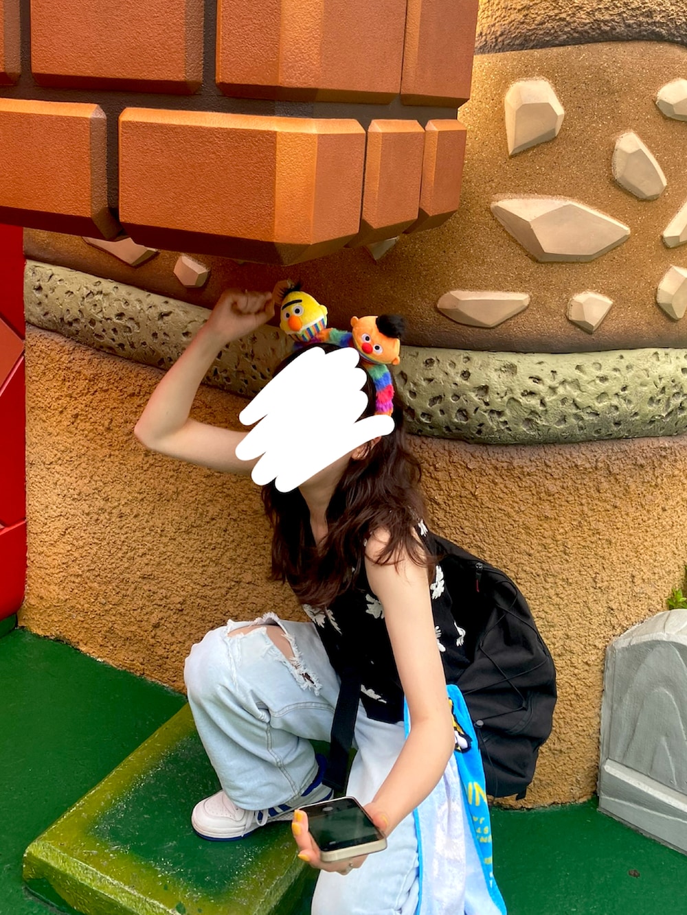 「USJ、ユニバ、ダメージデニムパンツ、ノースリーブ、ニットベスト、スニーカー、夏コーデ、ショルダーバッグ、休日スタイル」｜「商店街の文具屋さんのアイテム（ショルダーバッグ、ブラック系）」を使った、NAO☺︎さん（レディース・159cm）の夏コーディネートの3枚目の写真
