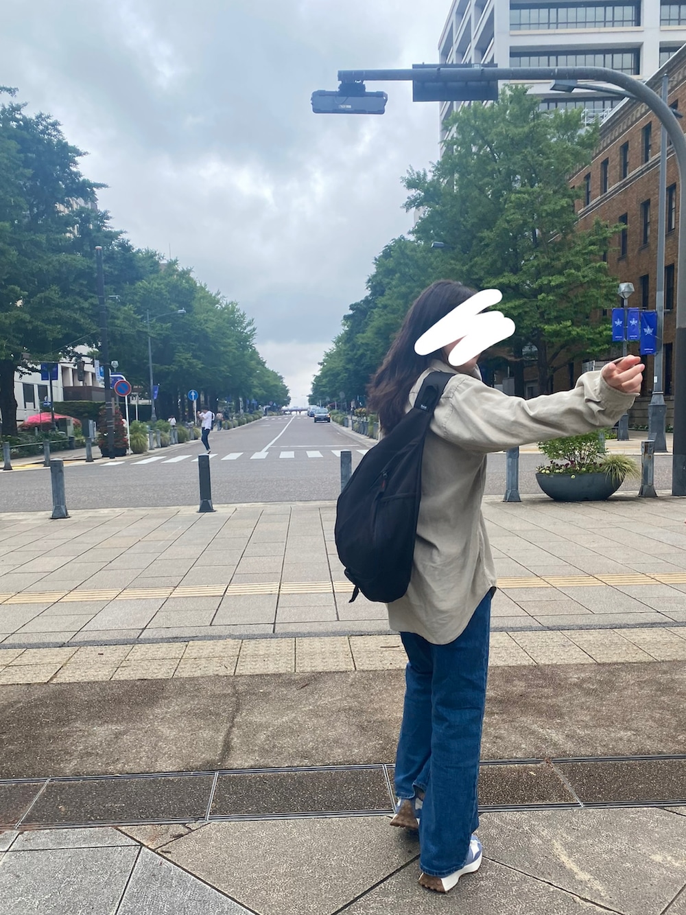 「バッグ、三角バッグ、ボディバッグ、ジーンズ、デニム、古着、NEWBALANCE、Polo Ralph Lauren、野球観戦」｜「POLO RALPH LAURENのアイテム（シャツ/ブラウス、ベージュ系）」を使った、NAO☺︎さん（レディース・159cm）の春コーディネートの2枚目の写真