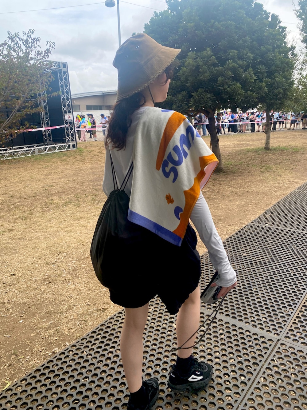 「キャセリーニ、x-girl、ファミマ、FILA、ナップザック、フェススタイル、厚底スニーカー、ハーフパンツ、Tシャツ、バケットハット、アツいコーデ全部見せ、カジュアルコーデ、スニーカー、夏フェス、adidas」｜「FILAのフィラ FILA ディスラプター2（スニーカー、ブラック系）」を使った、NAO☺︎さん（レディース・159cm）の夏コーディネートの3枚目の写真
