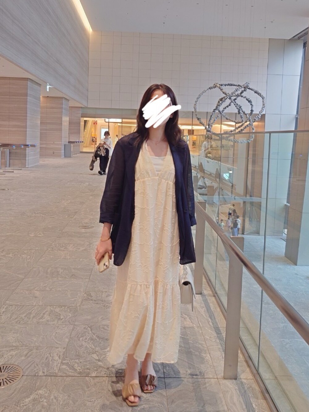 「夏コーデ、大人かわいい、夏ファッション、休日スタイル、シンプル、ワンピーススタイル、ノースリーブ、ノースリーブワンピース」｜「titivateのシアージャガードVネックワンピース（ワンピース、ホワイト系）」を使った、NAO☺︎さん（レディース・159cm）の夏コーディネートの2枚目の写真