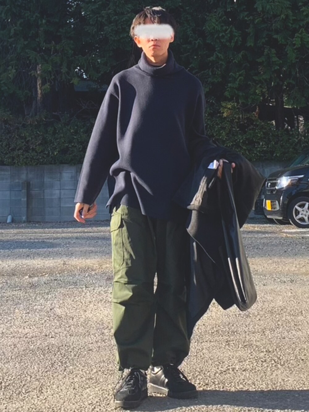「休日スタイル、冬コーデ、カーゴパンツ、ネイビー×カーキ、きれいめカジュアル、ジャーマントレーナー、低身長」｜「epnokのウールブレンドステンカラーコート（ステンカラーコート、ブラック系）」を使った、Kaiseiさん（メンズ・164cm）の冬コーディネートの2枚目の写真