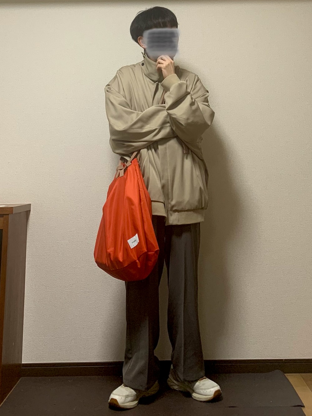 「秋ルック紹介するよ、大人カジュアル、カジュアルコーデ、きれいめカジュアル、ビックシルエット、メンズコーデ、秋🍁コーデ、ボーダー、オレンジ、ベージュ、ブラウン、スニーカーコーデ、低身長」｜「shiki tokyoの22AW Oversized Flight Jacket / オーバーサイズフライトジャケット（ブルゾン、ベージュ系）」を使った、Kaiseiさん（メンズ・164cm）の秋コーディネートの2枚目の写真