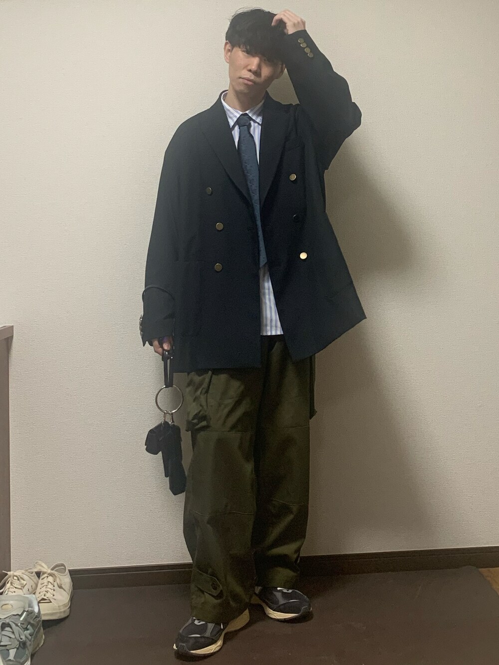 「春服デビュー宣言、レイヤードスタイル、おしゃれさんと繋がりたい、タイドアップ、ストライプシャツ、ジャケット、カーゴパンツ、低身長コーデ、古着MIX、70's、プレッピー、ネイビー、カーキ、ブラック」｜「EMMA CLOTHESのTR綾ストレッチ オーバーサイズピークドラペル金ボタンダブルジャケット/ブレザー EMMA CLOTHES 2023SS（テーラードジャケット、ブラック系）」を使った、Kaiseiさん（メンズ・164cm）の春コーディネートの2枚目の写真