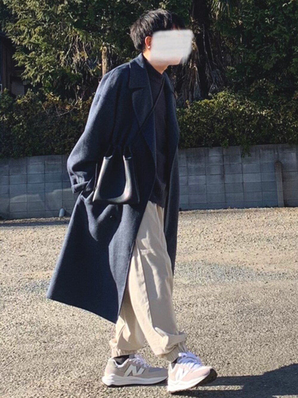 「トレンチコート、きれいめカジュアル、キンチャクバッグ、ニューバランス、バルーンパンツ、おしゃれさんと繋がりたい、低身長」｜「JUNREDのウールリバーオーバーコート（トレンチコート、ブルー系）」を使った、Kaiseiさん（メンズ・164cm）の冬コーディネートの2枚目の写真