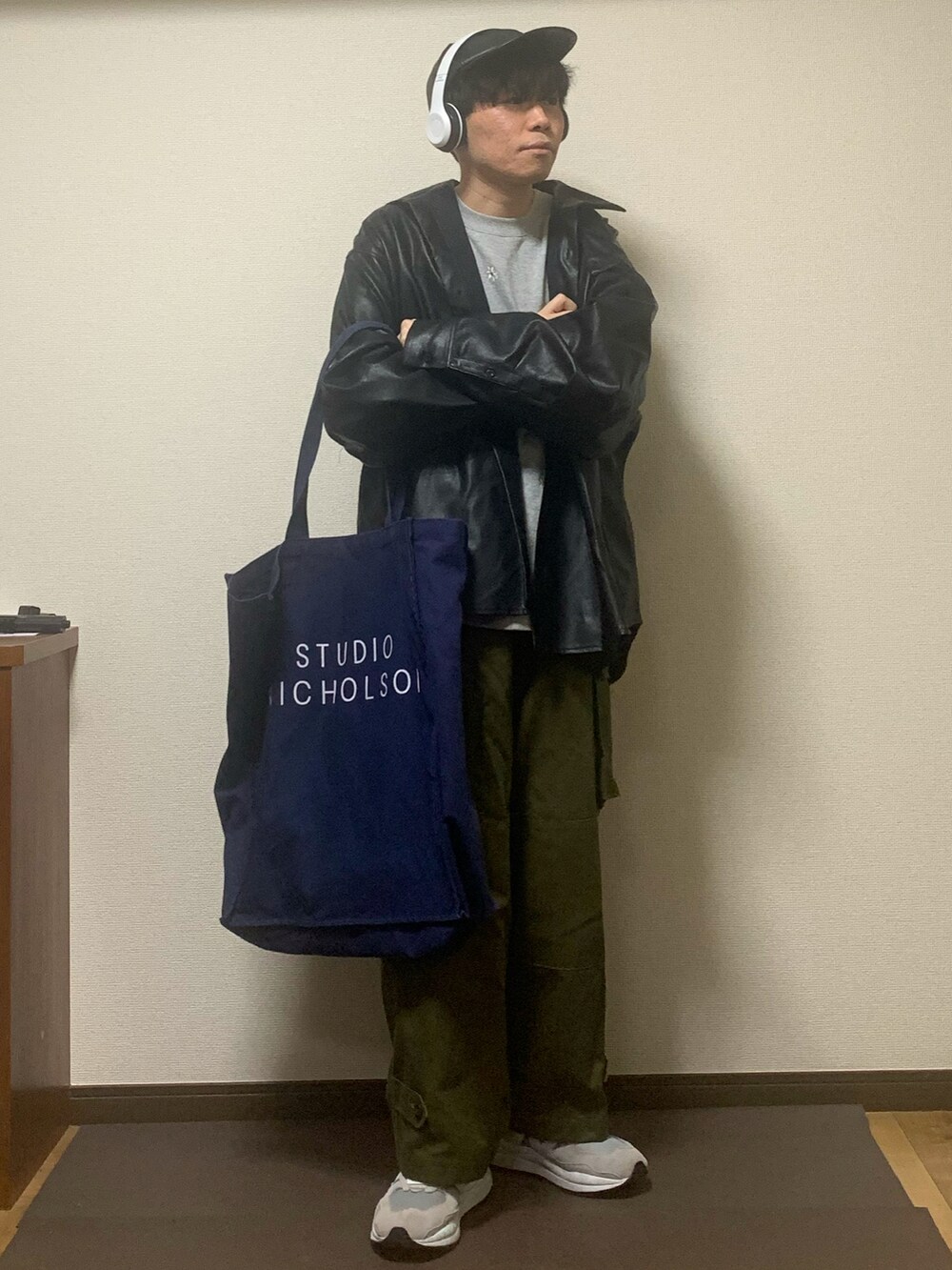「いまどきジャケット写真、カジュアルコーデ、レザージャケット、カーゴパンツ、m47、ミリタリー、スウェット、トートバッグ、スニーカー、ニューバランス、キャップ、低身長、低身長コーデ、春コーデ」｜「JUNREDのシンセティックレザーCAP（キャップ、ブラック系）」を使った、Kaiseiさん（メンズ・164cm）の春コーディネートの2枚目の写真