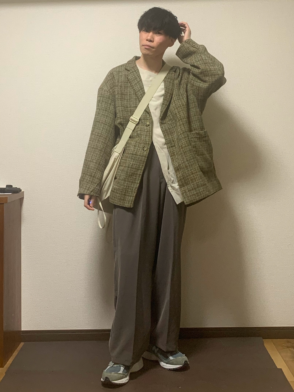 「いまどきジャケット写真、春、スニーカーコーデ、テーラードジャケット、ブラウン、ツイード、ツイードジャケット、スウェット、きれいめカジュアル、キレイめ、低身長、低身長コーデ」｜「AIMNAIMの3WAY KIKA SWEATSHIRT（スウェット、ベージュ系）」を使った、Kaiseiさん（メンズ・164cm）の春コーディネートの2枚目の写真