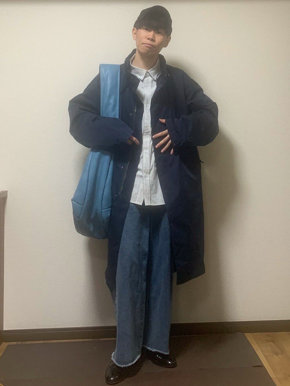 ブルー系のその他アウター、ブルー系のショルダーバッグ、ブルー系のデニムパンツを着用したメンズの春コーディネートの2枚目の写真