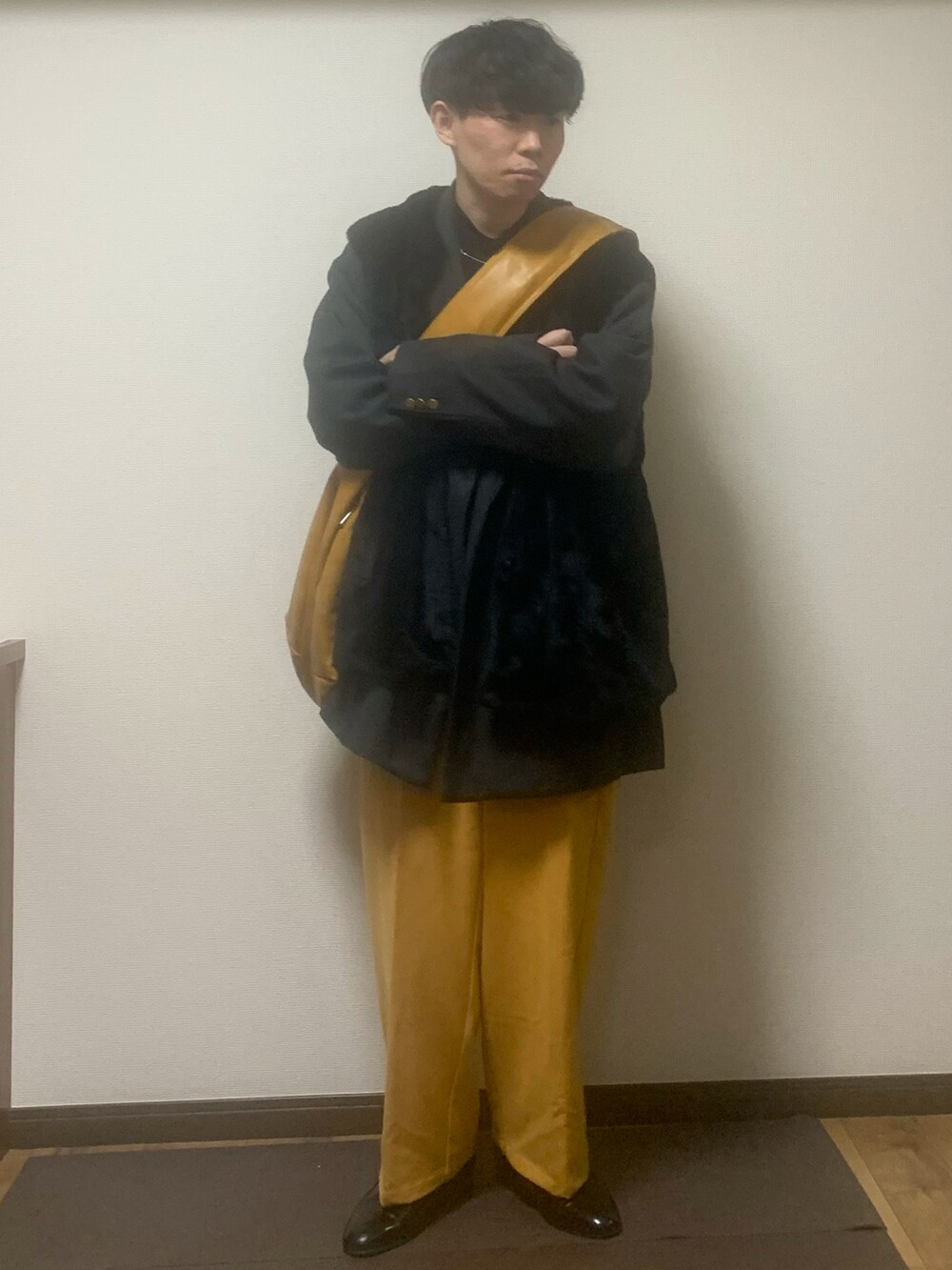「春服デビュー宣言、大人コーデ、きれいめカジュアル、カラーコーデ、イエロー×ブラック、低身長、レイヤードスタイル、ブレザー、ジャケット」｜「ENDER PRODUCTSのTRカルゼ ビッグシルエットピークドラペル金ボタンダブルテーラードジャケット 【ENDER PRODUCTS/エンダープロダクツ】（テーラードジャケット、グレー系）」を使った、Kaiseiさん（メンズ・164cm）の春コーディネートの2枚目の写真