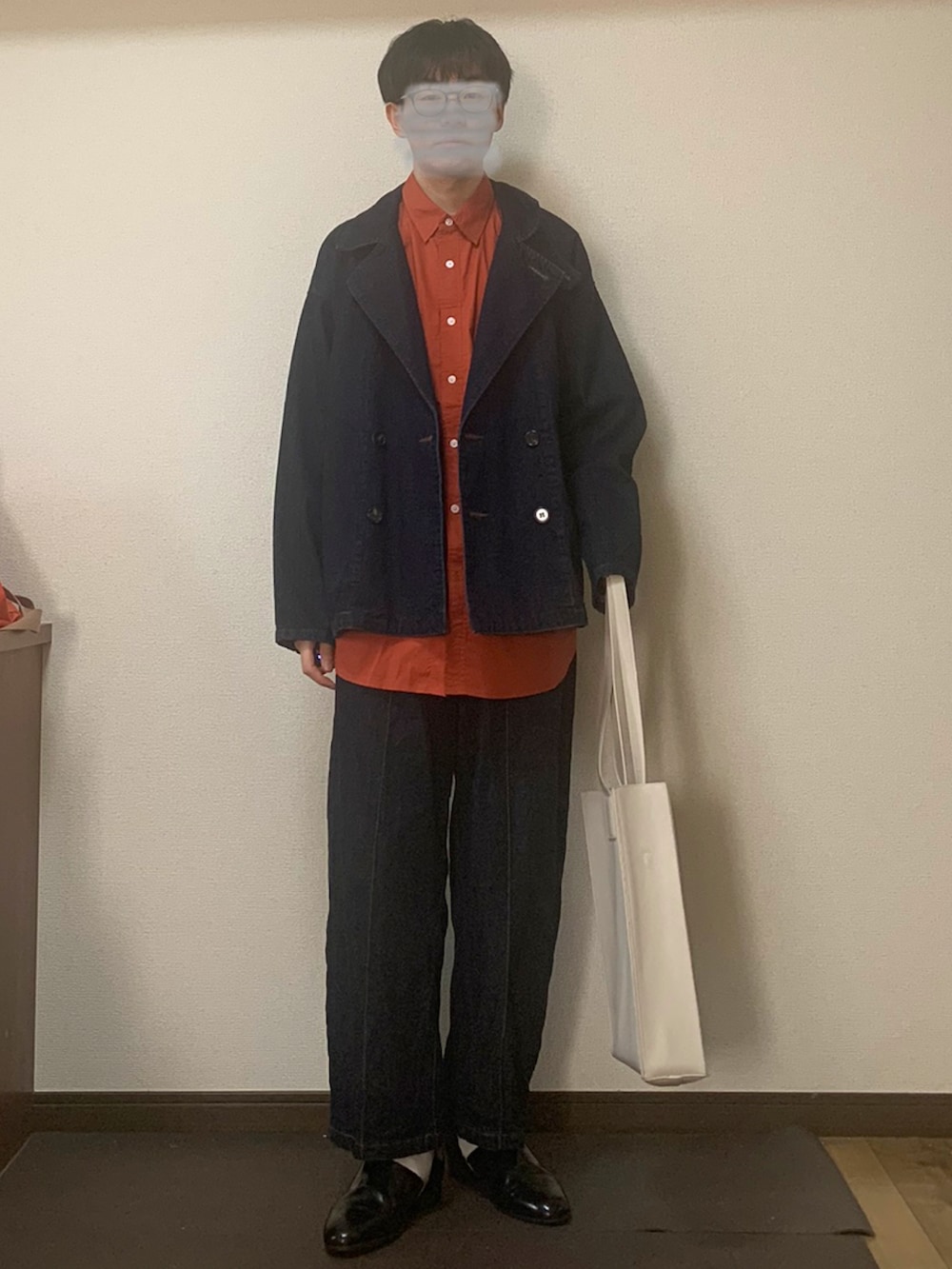 ブルー系のデニムジャケット、ブルー系のデニムパンツ、ブラック系のスリッポンを着用したメンズの秋コーディネートの2枚目の写真