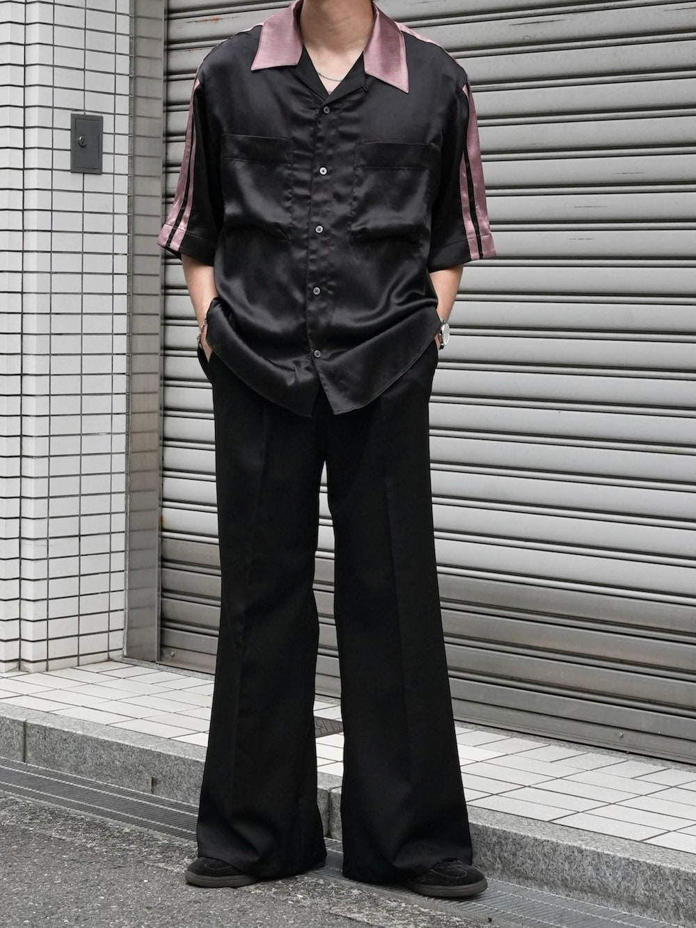 「キレイめカジュアル、綺麗めカジュアル、シャツスタイル、シャツコーデ、シャツ好き集まれ、スラックスパンツ、スラックスコーデ、スラックス、オープンカラーシャツ、ボーリングシャツ、ピンク、夏コーデ、夏服、CASPERJOHN」｜「CASPER JOHNのStriped crepe satin bowling shirts/楊柳サテンボーリングシャツ（シャツ/ブラウス、ブラック系）」を使った、KE-ICHIさん（メンズ・177cm）の夏コーディネートの3枚目の写真