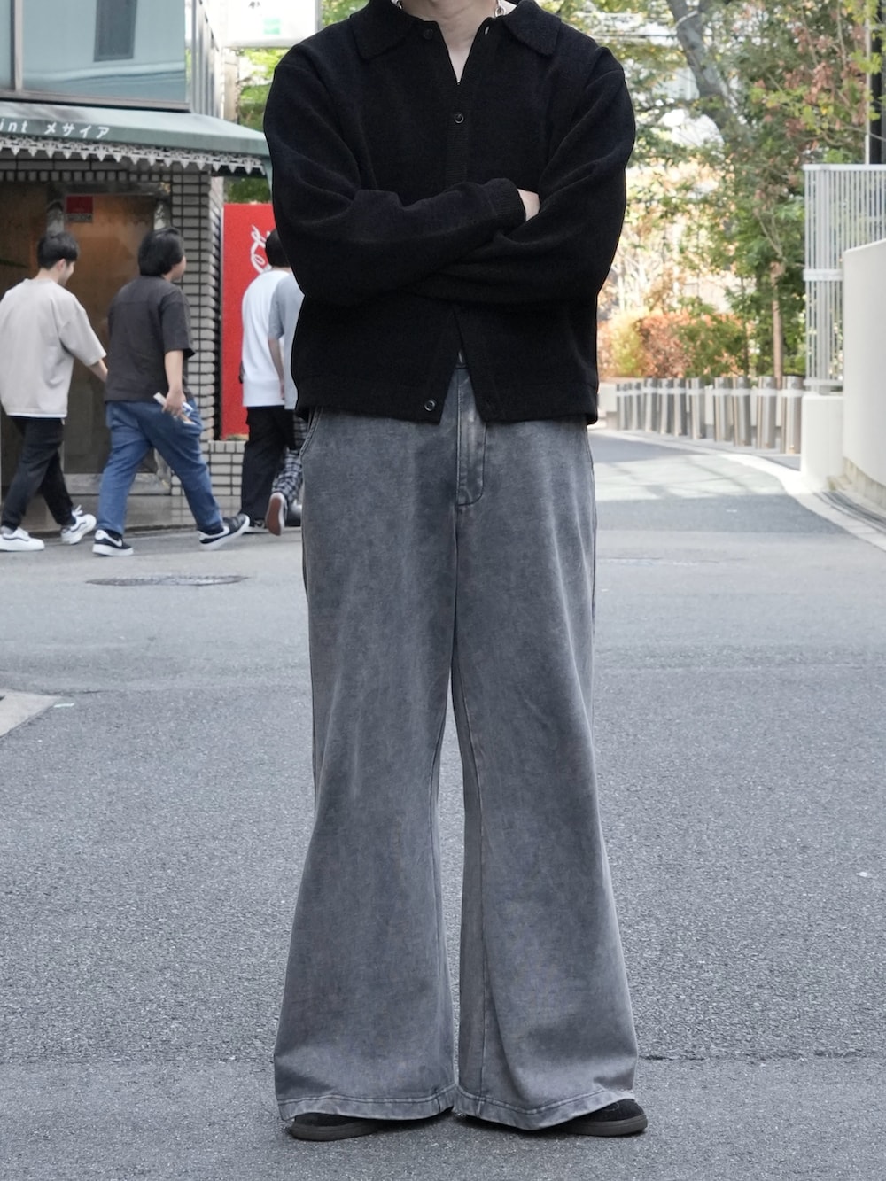 グレー系のスウェットパンツ、ブラック系のシャツ/ブラウス、シルバー系のネックレスを着用したメンズの秋コーディネートの3枚目の写真