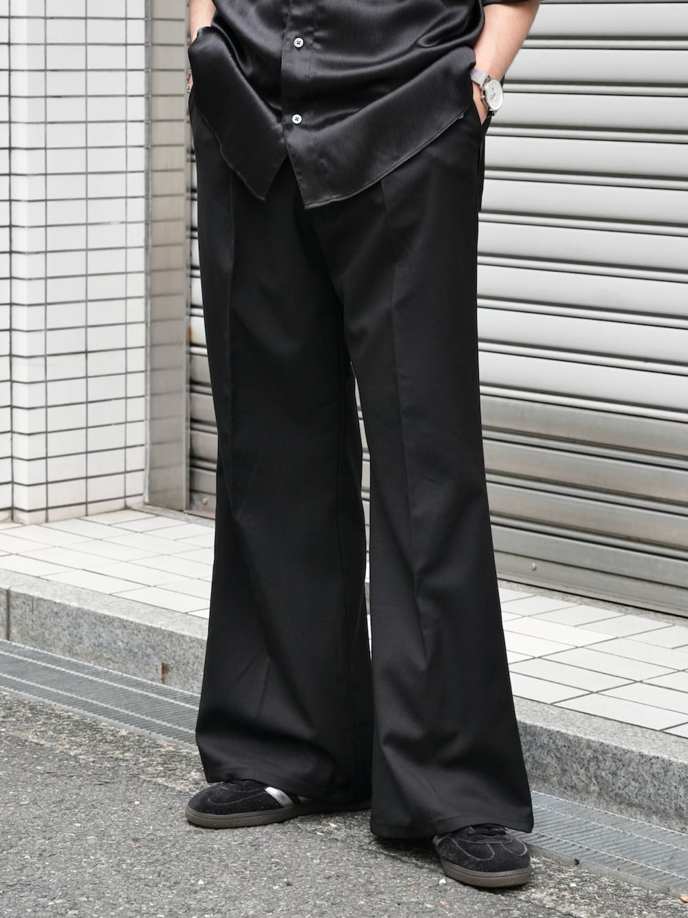 「キレイめカジュアル、綺麗めカジュアル、シャツスタイル、シャツコーデ、シャツ好き集まれ、スラックスパンツ、スラックスコーデ、スラックス、オープンカラーシャツ、ボーリングシャツ、ピンク、夏コーデ、夏服、CASPERJOHN」｜「CASPER JOHNのStriped crepe satin bowling shirts/楊柳サテンボーリングシャツ（シャツ/ブラウス、ブラック系）」を使った、KE-ICHIさん（メンズ・177cm）の夏コーディネートの5枚目の写真