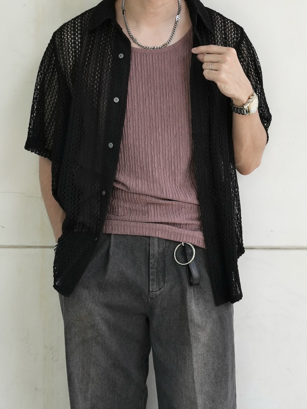 ブラック系のシャツ/ブラウス、ピンク系のタンクトップ、ブラック系のデニムパンツを着用したメンズの夏コーディネートの2枚目の写真