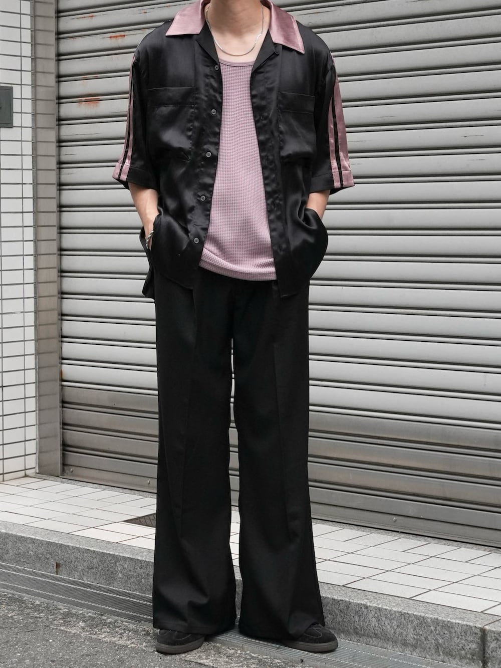 「キレイめカジュアル、綺麗めカジュアル、シャツスタイル、シャツコーデ、シャツ好き集まれ、スラックスパンツ、スラックスコーデ、スラックス、オープンカラーシャツ、ボーリングシャツ、ピンク、夏コーデ、夏服、CASPERJOHN」｜「CASPER JOHNのStriped crepe satin bowling shirts/楊柳サテンボーリングシャツ（シャツ/ブラウス、ブラック系）」を使った、KE-ICHIさん（メンズ・177cm）の夏コーディネートの2枚目の写真