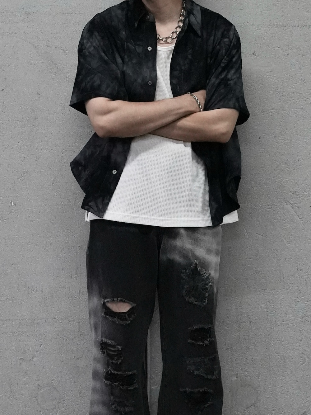 ブルー系のシャツ/ブラウス、ホワイト系のタンクトップ、ブラック系のデニムパンツを着用したメンズの夏コーディネートの2枚目の写真