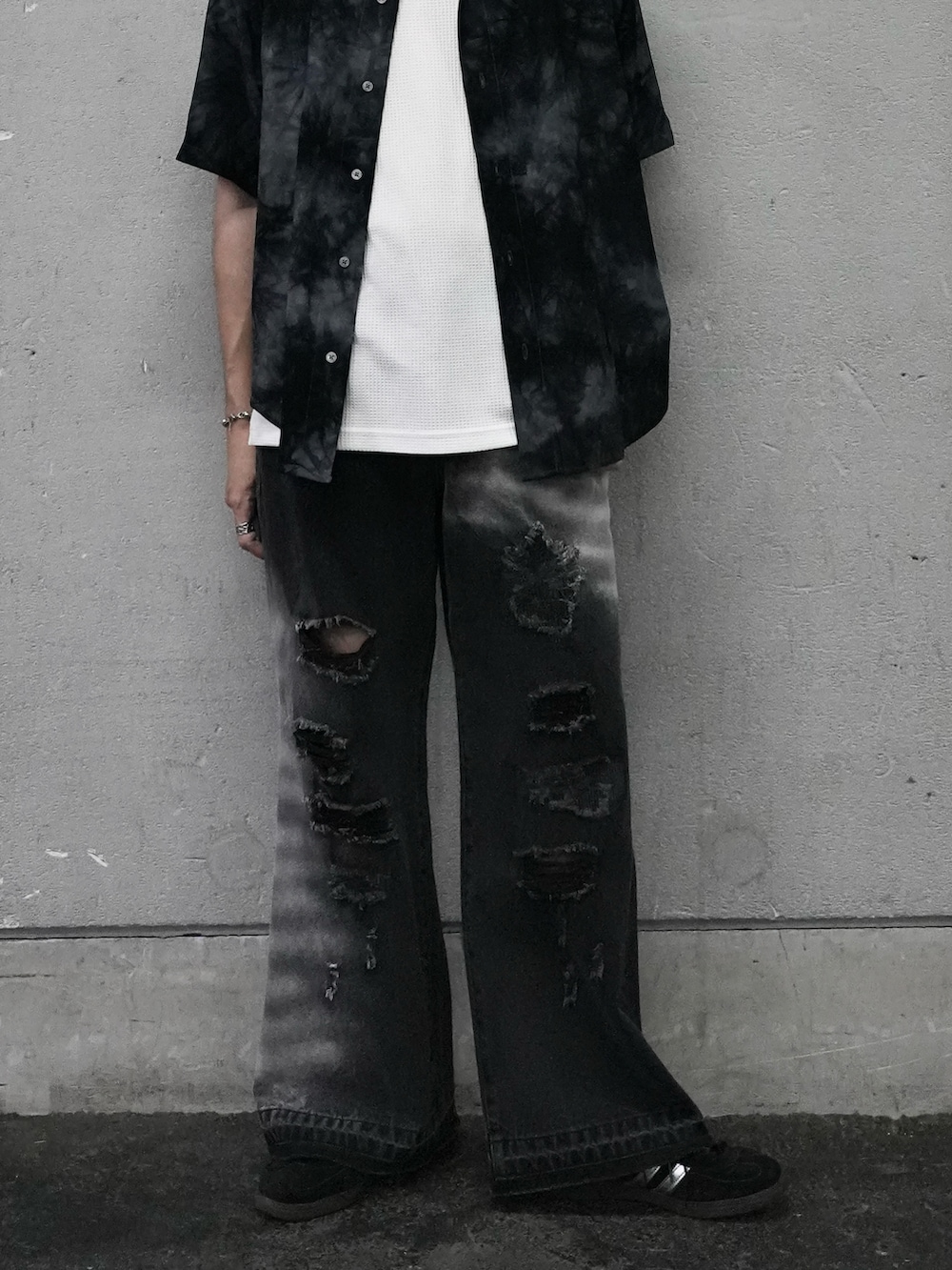 ブルー系のシャツ/ブラウス、ホワイト系のタンクトップ、ブラック系のデニムパンツを着用したメンズの夏コーディネートの3枚目の写真