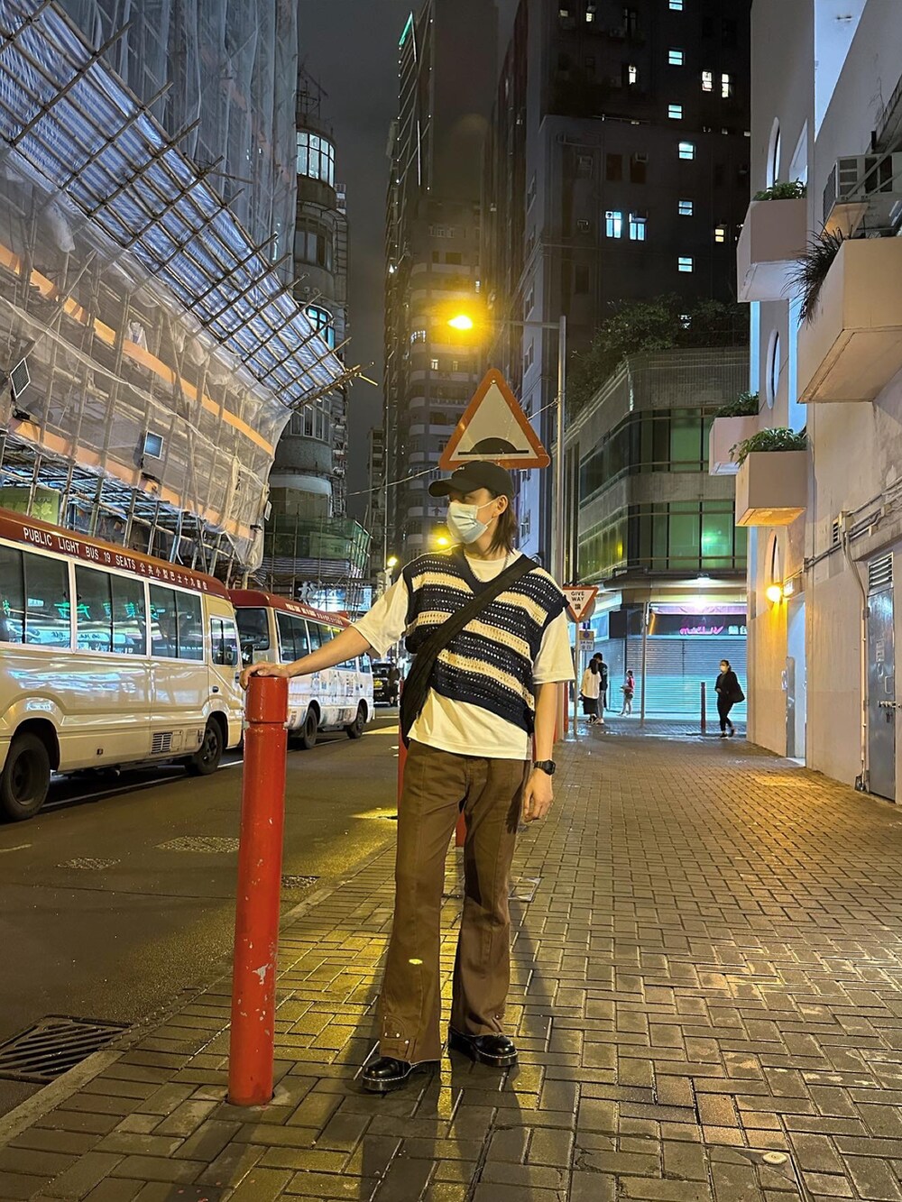 ブラック系のシューズ、ブラック系のショルダーバッグ、ブラック系の帽子を着用したメンズの春コーディネートの2枚目の写真