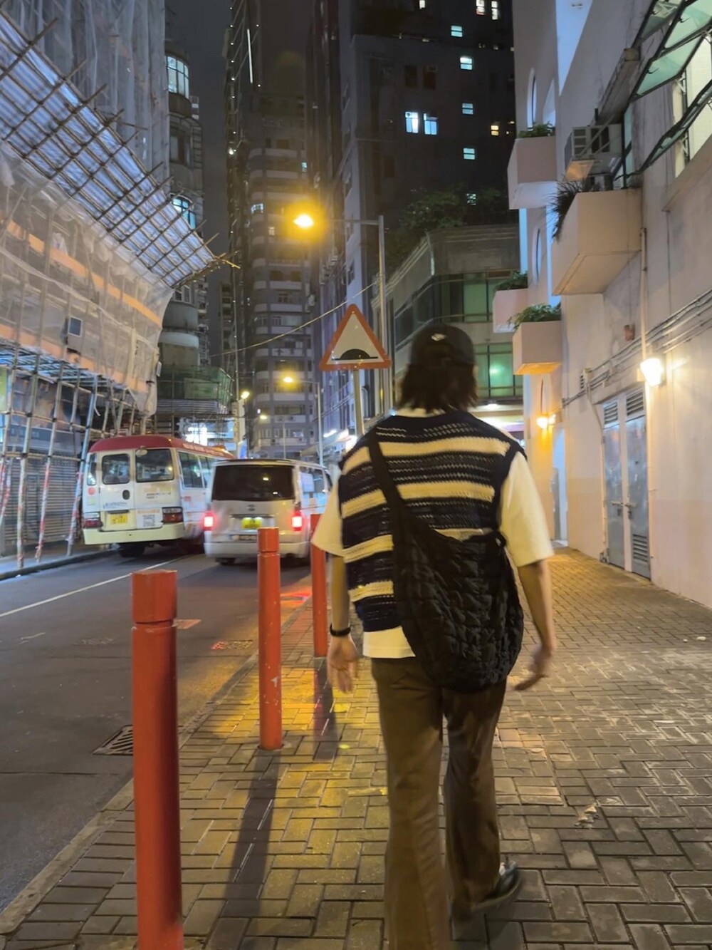 ブラック系のシューズ、ブラック系のショルダーバッグ、ブラック系の帽子を着用したメンズの春コーディネートの3枚目の写真