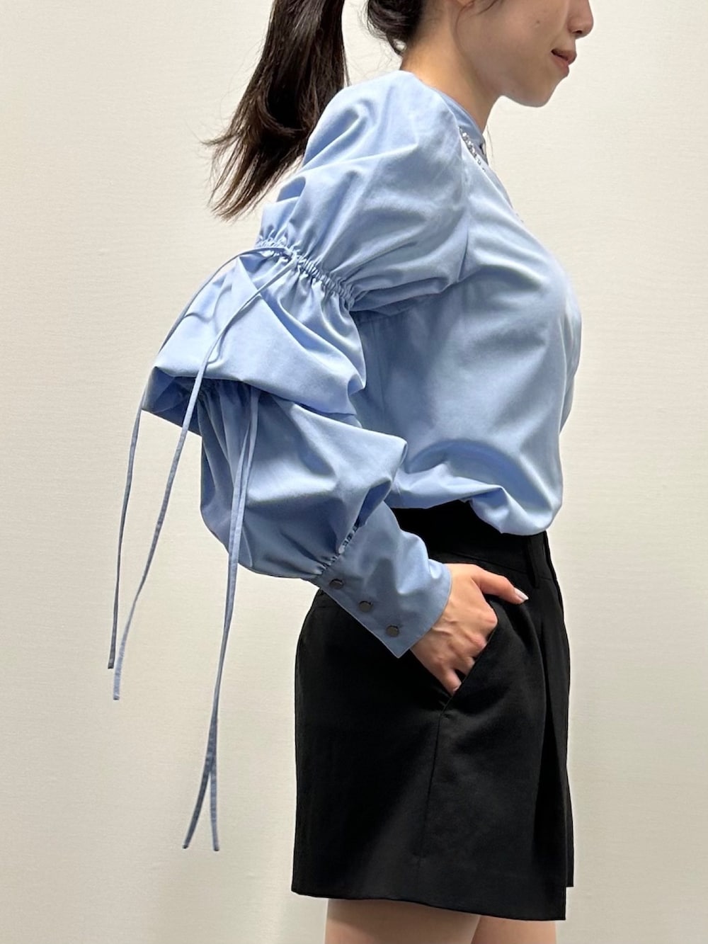 「オフィスカジュアル、ショートパンツ、セットアップ、秋コーデ、ボリューム袖、テーラード、カラー×コーデ、きれいめカジュアル、オトナカジュアル、通勤コーデ」｜「LOVELESSのタキシードジレ（ベスト、ブラック系）」を使った、清水 みゆきさん（レディース・158cm）の夏コーディネートの5枚目の写真