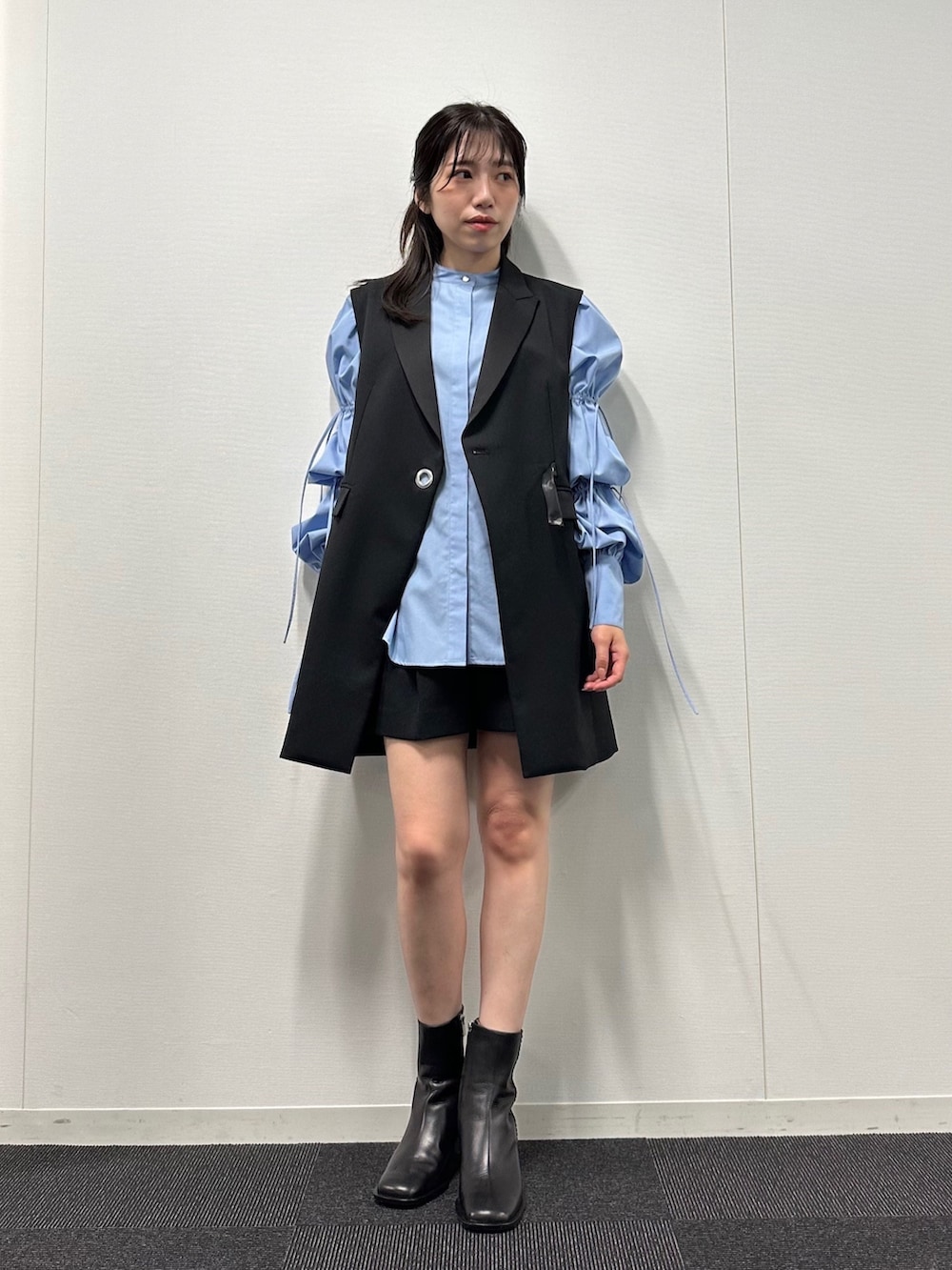 「オフィスカジュアル、ショートパンツ、セットアップ、秋コーデ、ボリューム袖、テーラード、カラー×コーデ、きれいめカジュアル、オトナカジュアル、通勤コーデ」｜「LOVELESSのタキシードジレ（ベスト、ブラック系）」を使った、清水 みゆきさん（レディース・158cm）の夏コーディネートの2枚目の写真