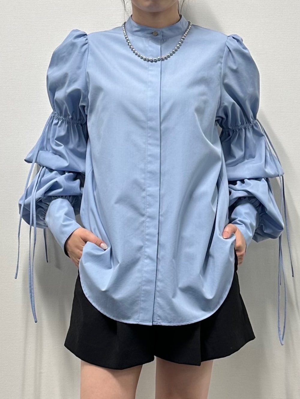 「オフィスカジュアル、ショートパンツ、セットアップ、秋コーデ、ボリューム袖、テーラード、カラー×コーデ、きれいめカジュアル、オトナカジュアル、通勤コーデ」｜「LOVELESSのタキシードジレ（ベスト、ブラック系）」を使った、清水 みゆきさん（レディース・158cm）の夏コーディネートの4枚目の写真