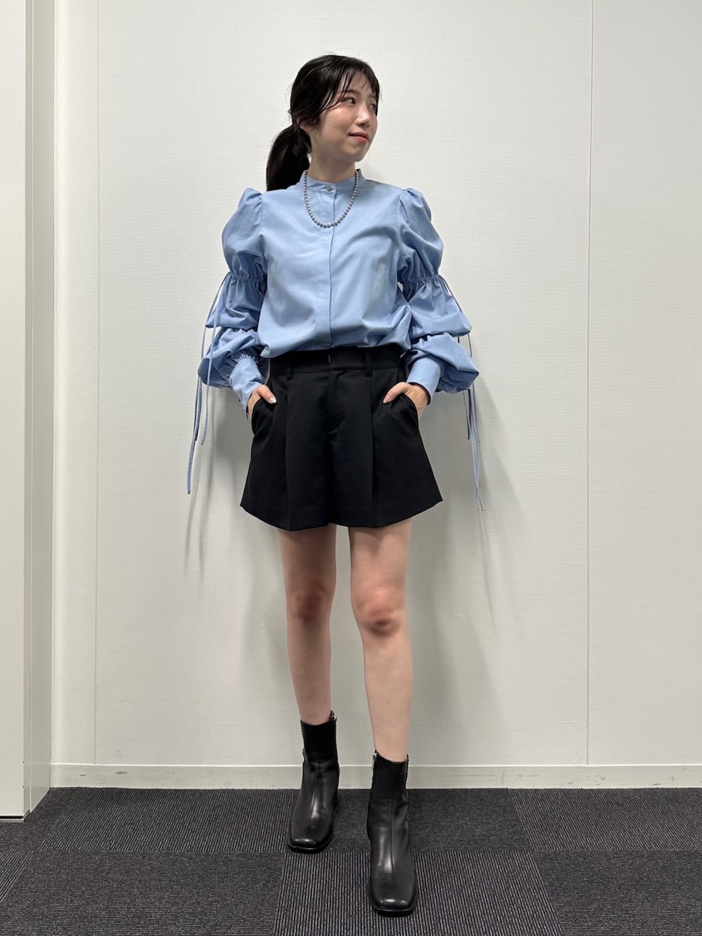 「オフィスカジュアル、ショートパンツ、セットアップ、秋コーデ、ボリューム袖、テーラード、カラー×コーデ、きれいめカジュアル、オトナカジュアル、通勤コーデ」｜「LOVELESSのタキシードジレ（ベスト、ブラック系）」を使った、清水 みゆきさん（レディース・158cm）の夏コーディネートの3枚目の写真