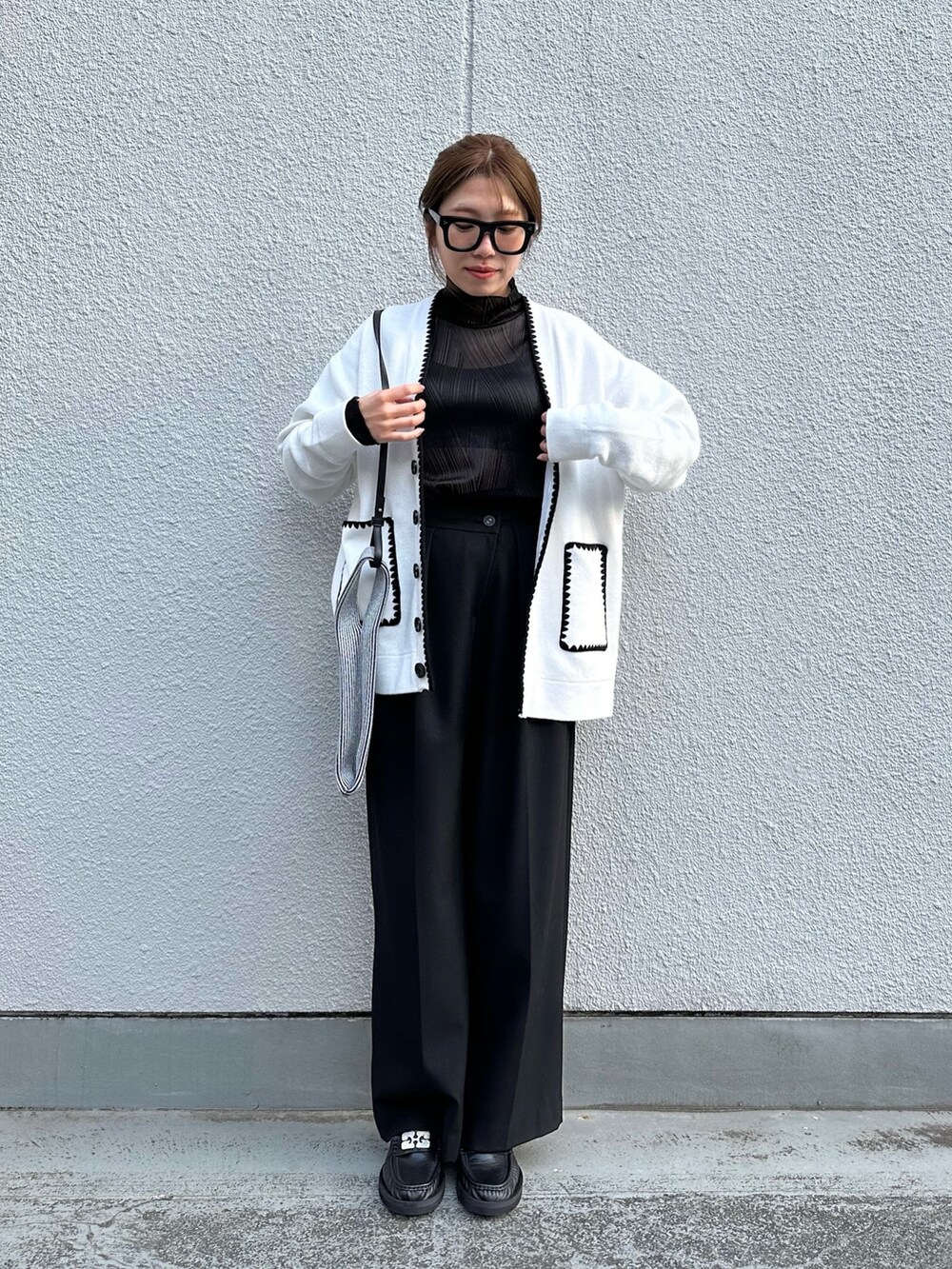 ホワイト系のカーディガン/ボレロ、ブラック系のTシャツ/カットソー、ブラック系のその他パンツを着用したレディースの冬コーディネートの2枚目の写真