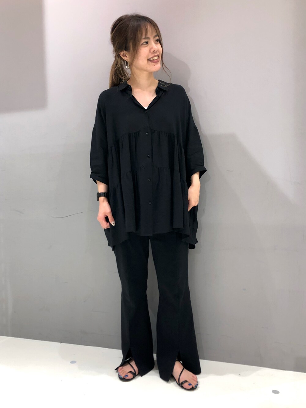 ブラック系のシャツ/ブラウス、ブラック系のスラックスを着用したレディースの秋コーディネートの2枚目の写真