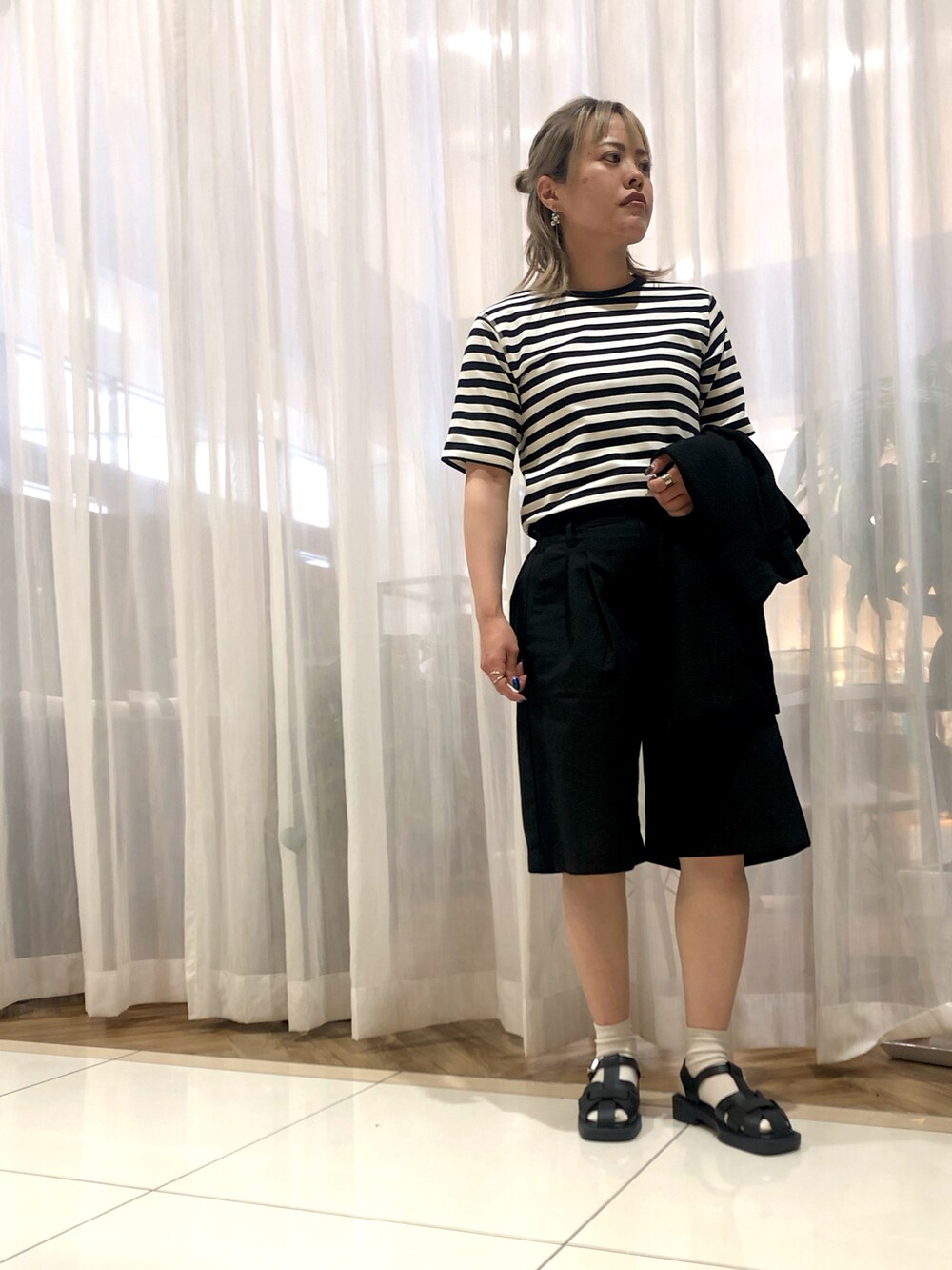 「シンプル、シンプルコーデ、大人カジュアル、カジュアル、ブラック、ブラックコーデ、ボーダー、ハーフパンツ、ジャケット、Green Parks」｜「Green　Parksの・ELENCARE DUE ジャカードジャケット（その他アウター、ブラック系）」を使った、maikoさん（レディース・157cm）の春コーディネートの3枚目の写真
