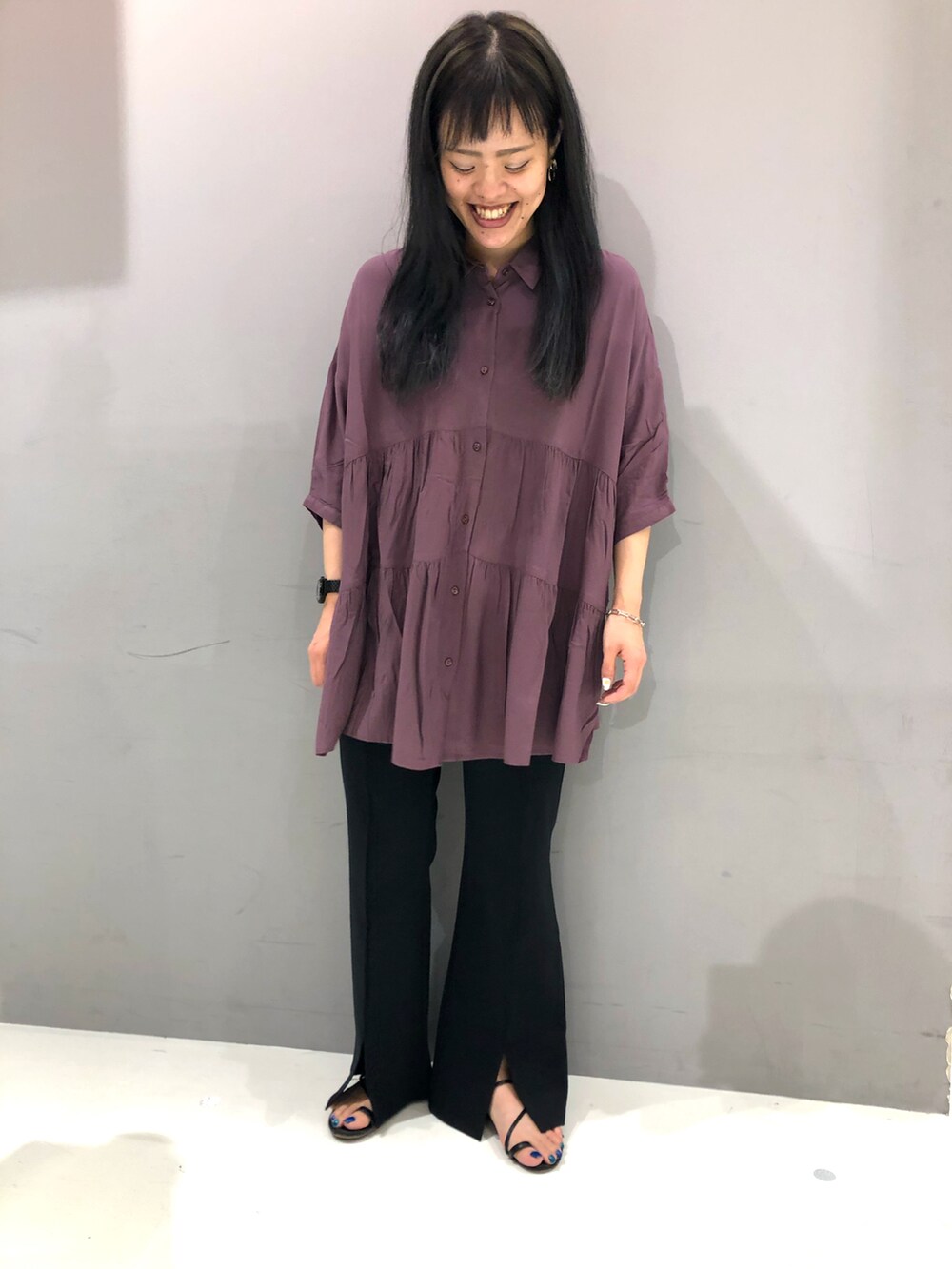 パープル系のシャツ/ブラウス、ブラック系のスラックスを着用したレディースの秋コーディネートの2枚目の写真