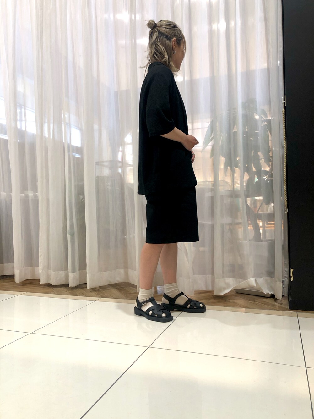 「シンプル、シンプルコーデ、大人カジュアル、カジュアル、ブラック、ブラックコーデ、ボーダー、ハーフパンツ、ジャケット、Green Parks」｜「Green　Parksの・ELENCARE DUE ジャカードジャケット（その他アウター、ブラック系）」を使った、maikoさん（レディース・157cm）の春コーディネートの2枚目の写真