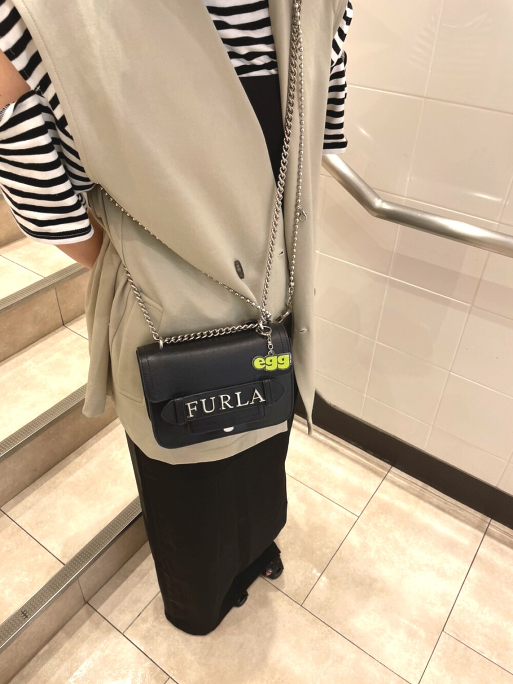 ベージュ系のベストを着用したレディースの春コーディネートの2枚目の写真