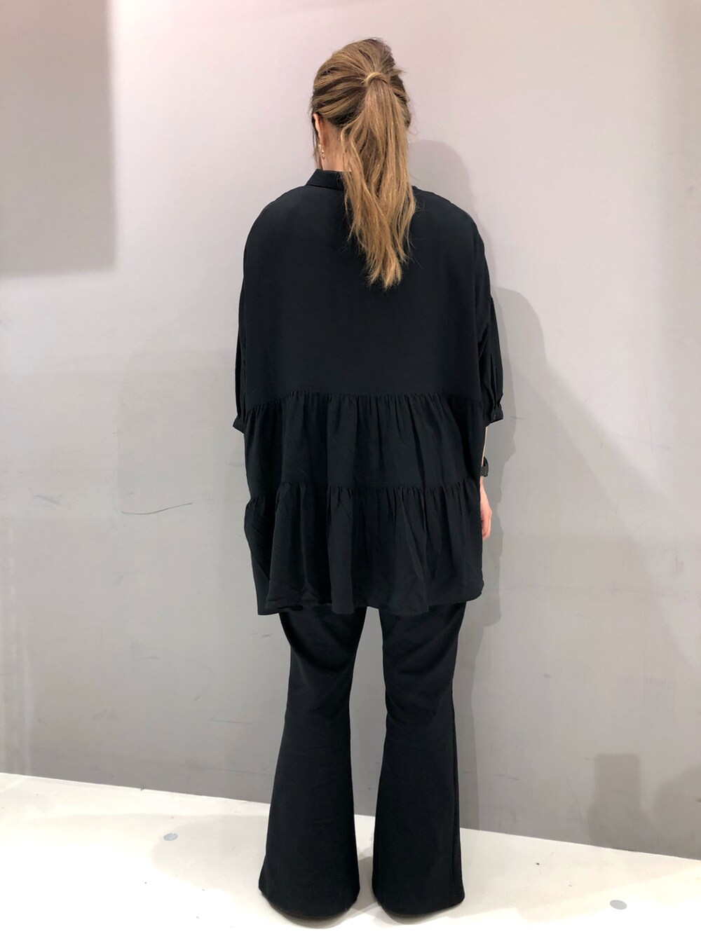 ブラック系のシャツ/ブラウス、ブラック系のスラックスを着用したレディースの秋コーディネートの3枚目の写真