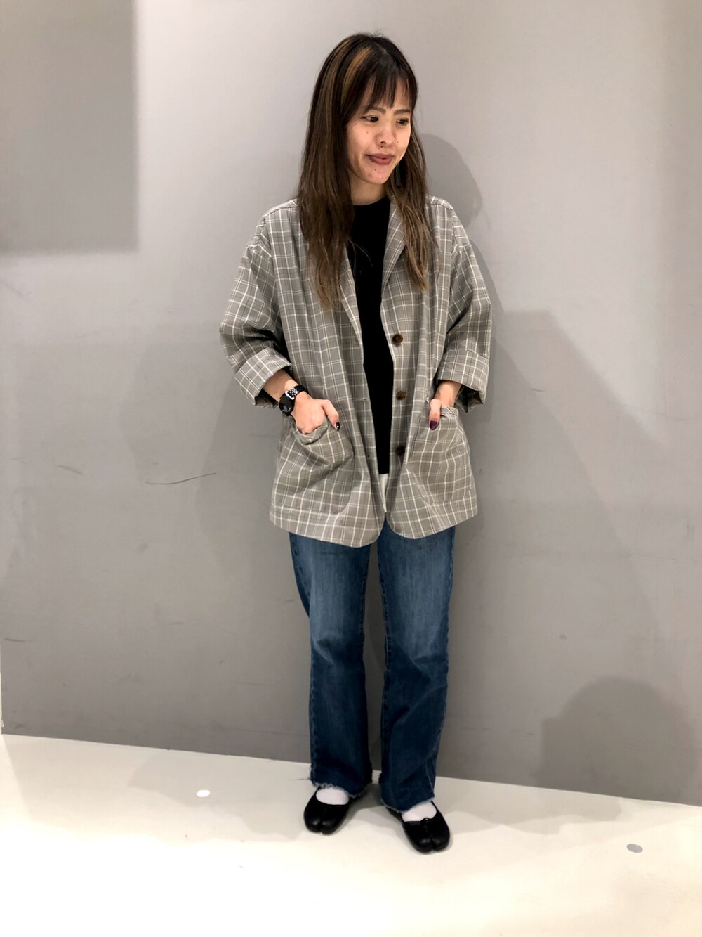 ベージュ系のテーラードジャケット、ブラック系のTシャツ/カットソー、ホワイト系のタンクトップを着用したレディースの秋コーディネートの2枚目の写真