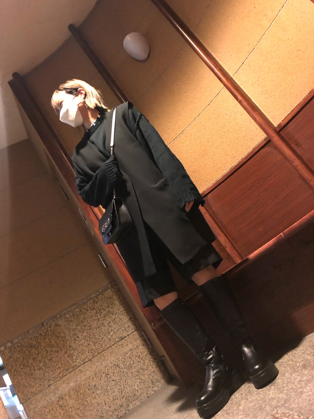 ブラック系のその他パンツ、ブラック系のベストを着用したレディースの春コーディネートの2枚目の写真