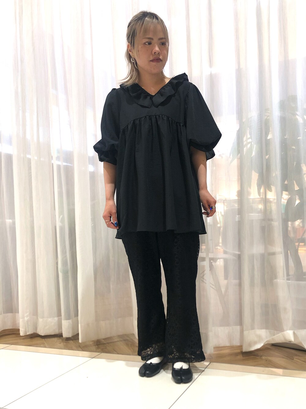 ブラック系のチュニック、ブラック系のその他パンツを着用したレディースの春コーディネートの3枚目の写真