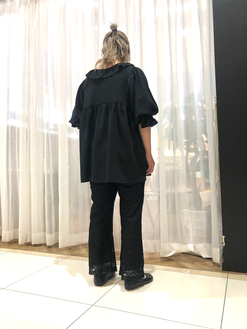 ブラック系のチュニック、ブラック系のその他パンツを着用したレディースの春コーディネートの2枚目の写真