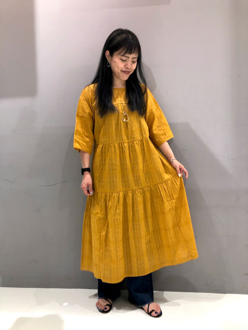 「デニム、ワンピース、大人カジュアル、マスタード、ワンピーススタイル、ティアード、秋コーデ、CRAFT STANDARD BOUTIQUE」｜「CRAFT STANDARD BOUTIQUEのクルーネックティアードワンピース　＊（ワンピース、イエロー系）」を使った、maikoさん（レディース・157cm）の秋コーディネートの2枚目の写真