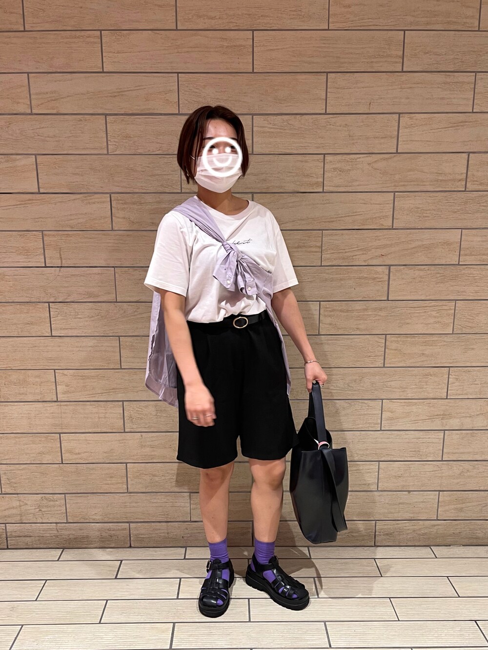 パープル系のシャツ/ブラウス、ホワイト系のTシャツ/カットソー、ブラック系のその他パンツを着用したレディースの夏コーディネートの2枚目の写真