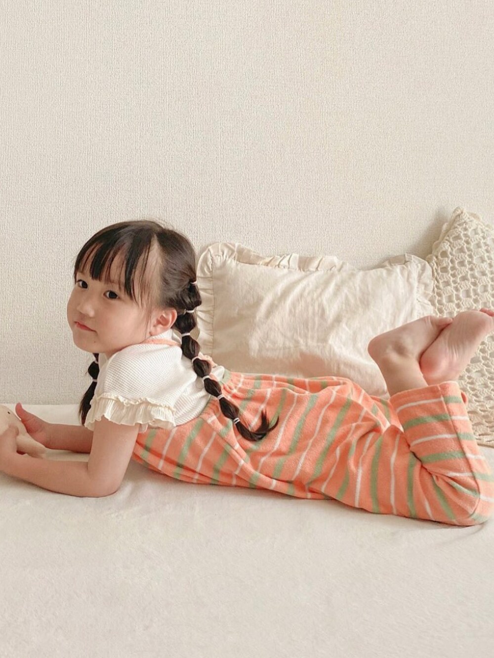 ホワイト系のTシャツ/カットソーを着用したキッズの夏コーディネートの4枚目の写真