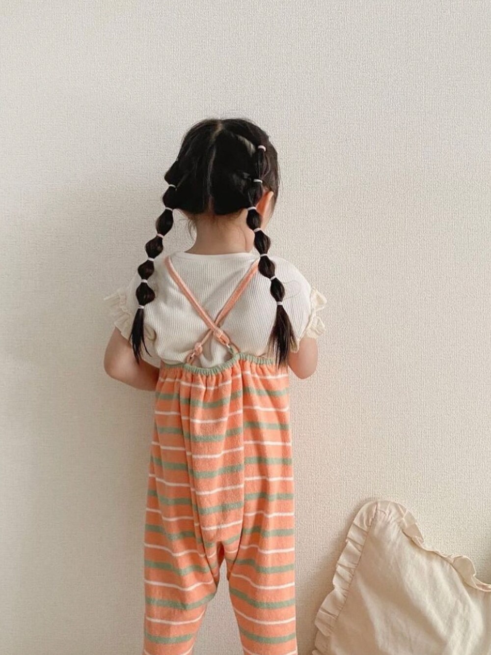 ホワイト系のTシャツ/カットソーを着用したキッズの夏コーディネートの2枚目の写真