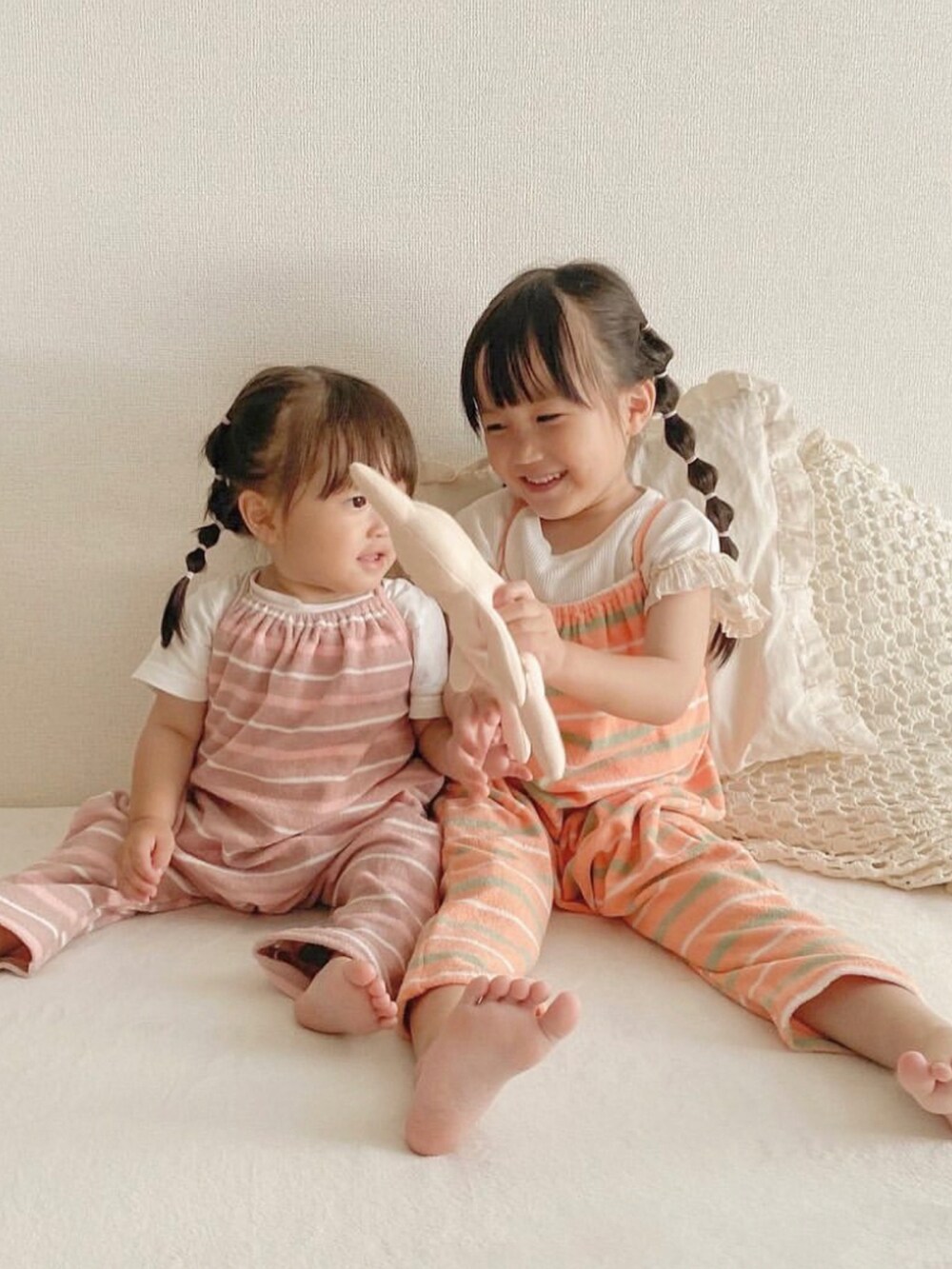 ホワイト系のTシャツ/カットソーを着用したキッズの夏コーディネートの4枚目の写真